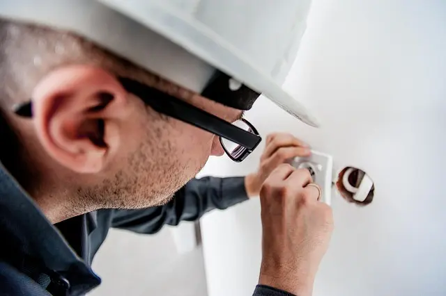 Électricien de confiance : 10 astuces pour renforcer votre relation